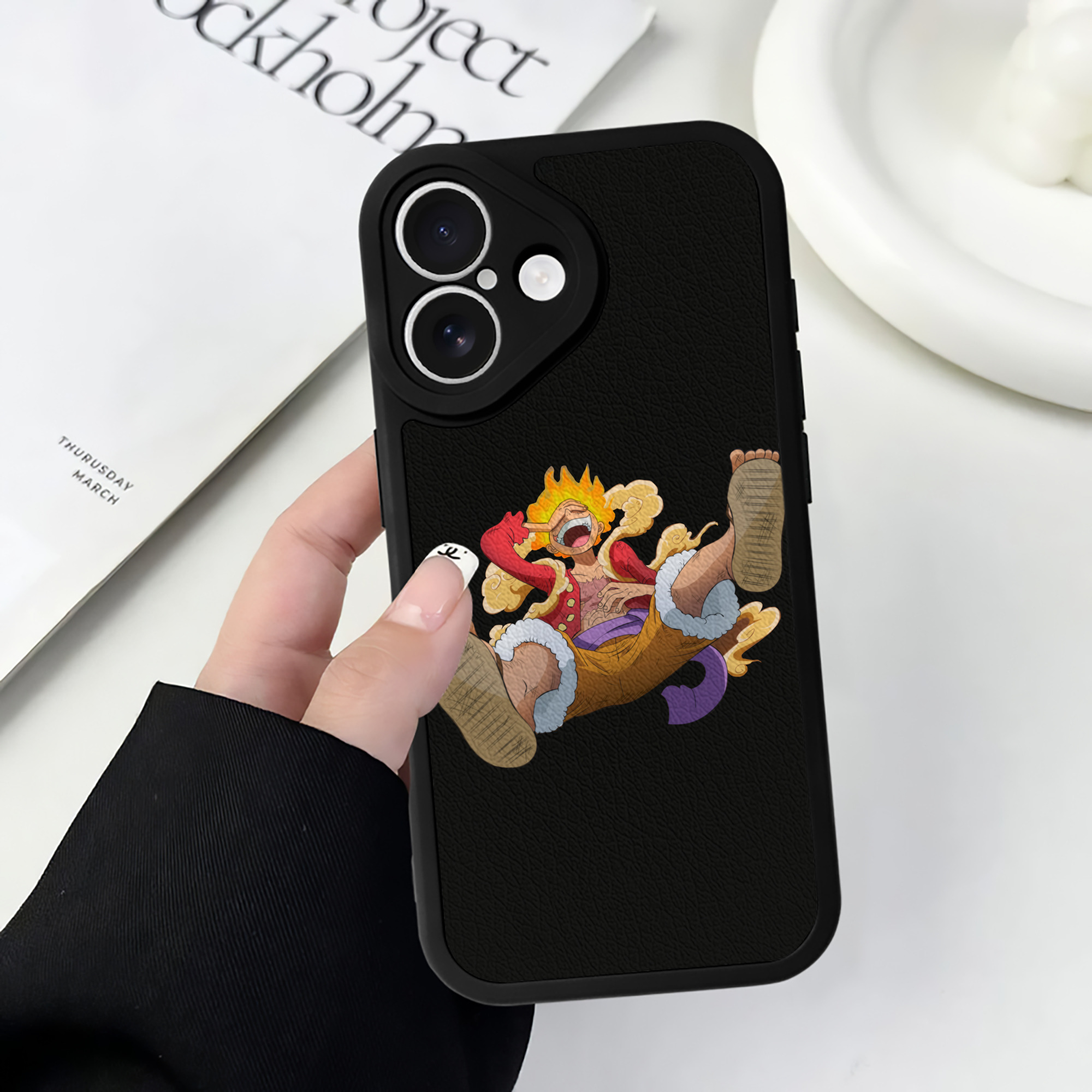 （画像用） ワンピース モンキー・D・ルフィ ONE PIECE Monkey D. Luffy 【iPhone 16シリーズ対応】シリコンスマホケース（レザー調） 材質：シリコン